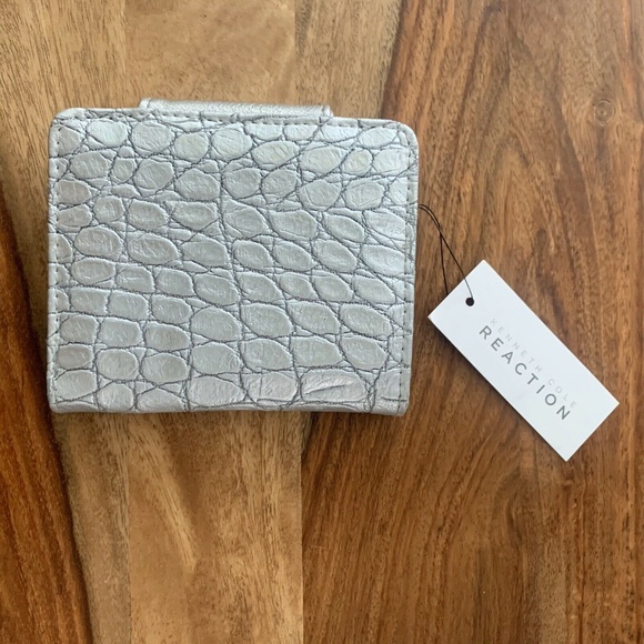 Kenneth Cole Reaction Silver Faux Leather Embossed Croc Logo Plate Bifold Wallet - Picture 6 of 12
